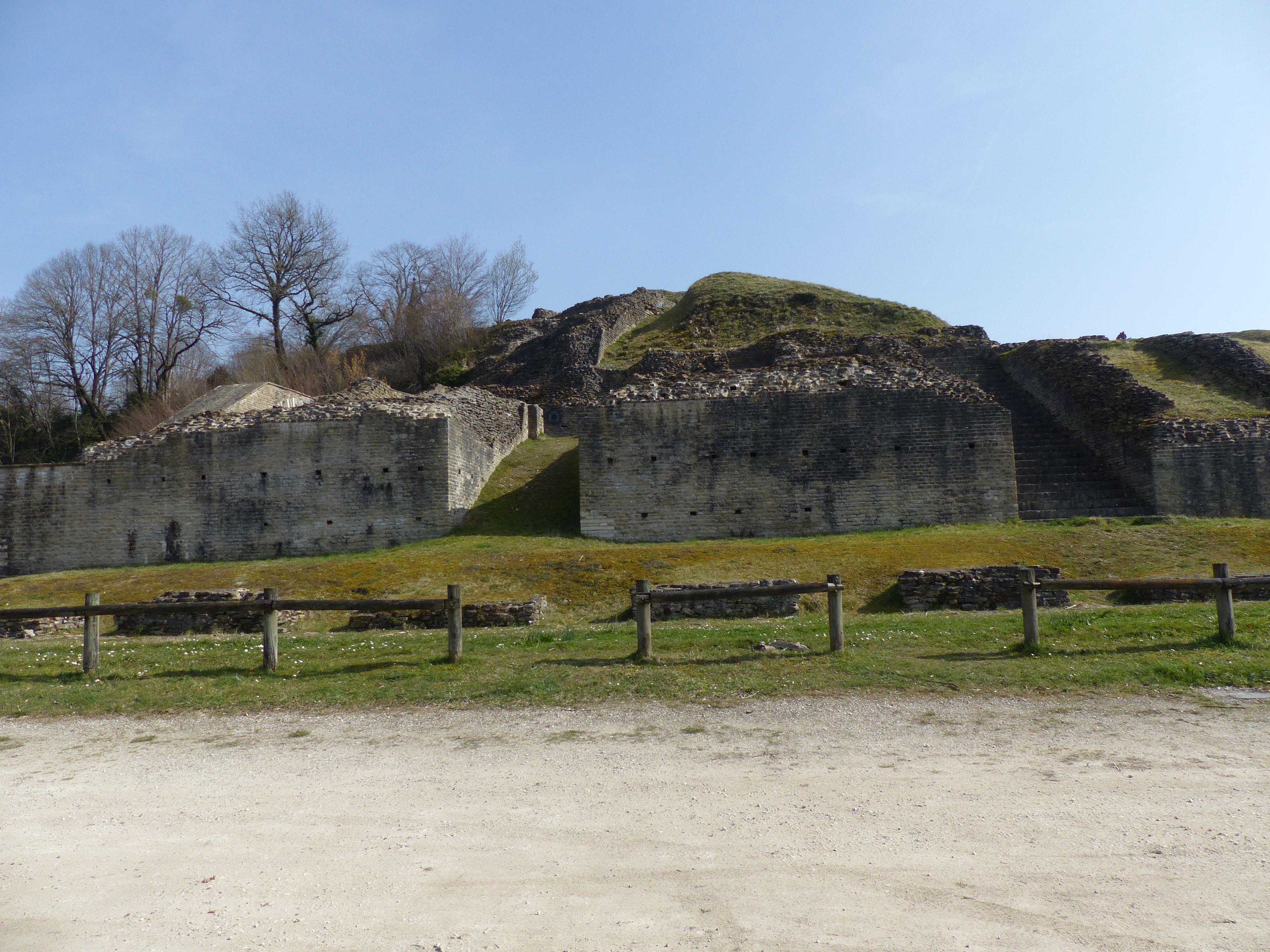 Chemin longeant les murs du théâtre