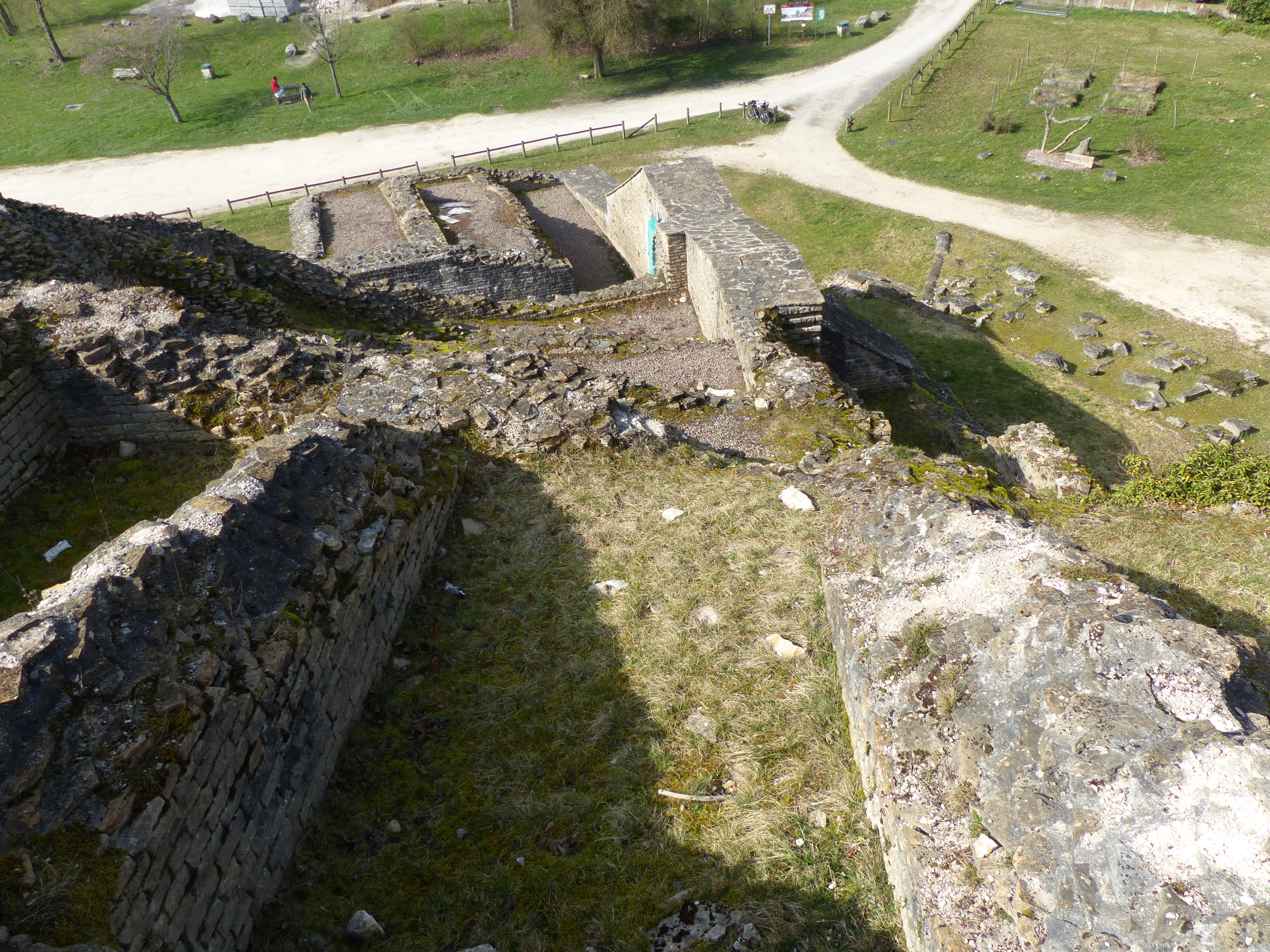 Vue aérienne des gradins du théâtre antique de Mandeure