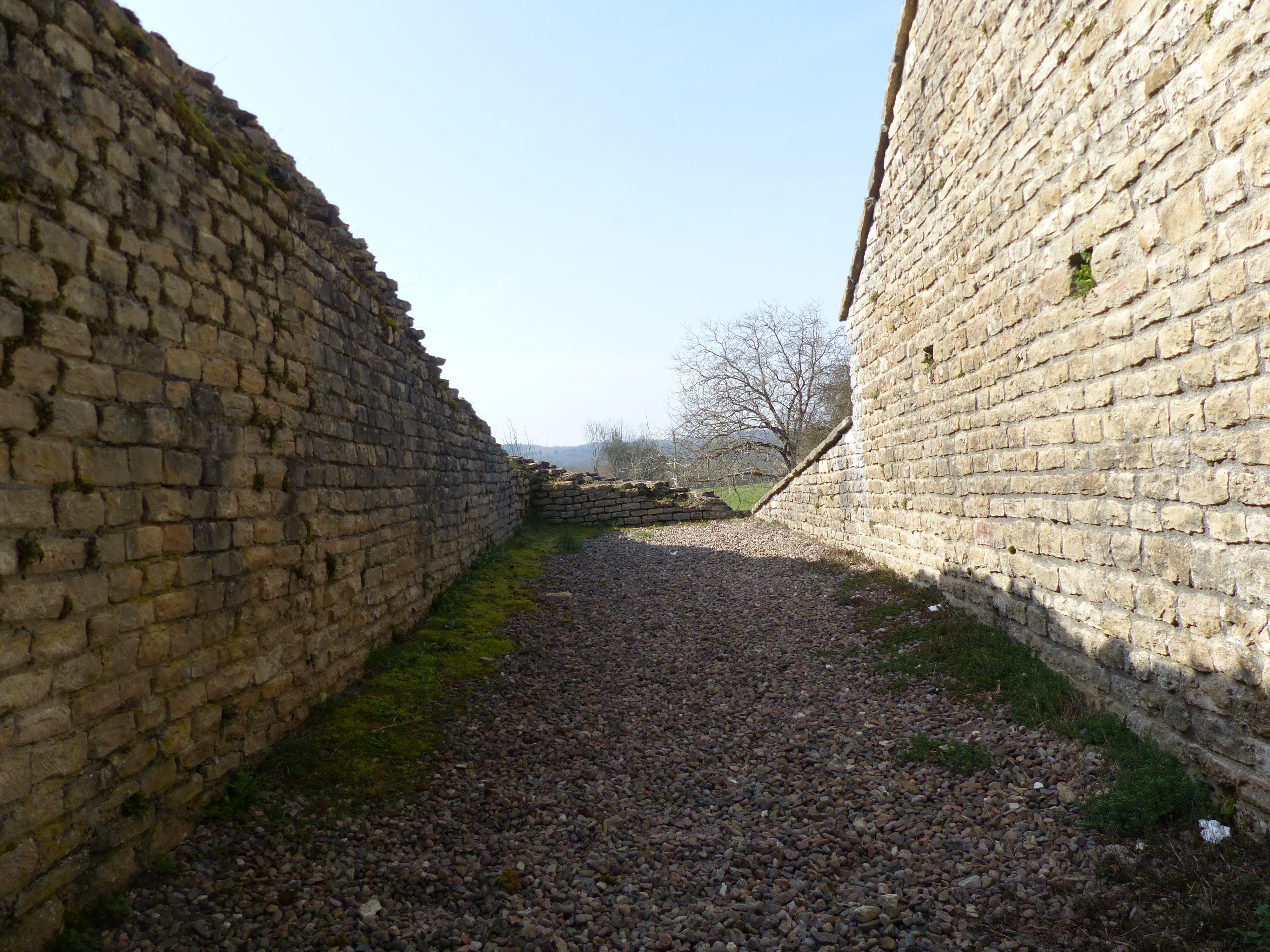 Mur d'enceinte du théâtre