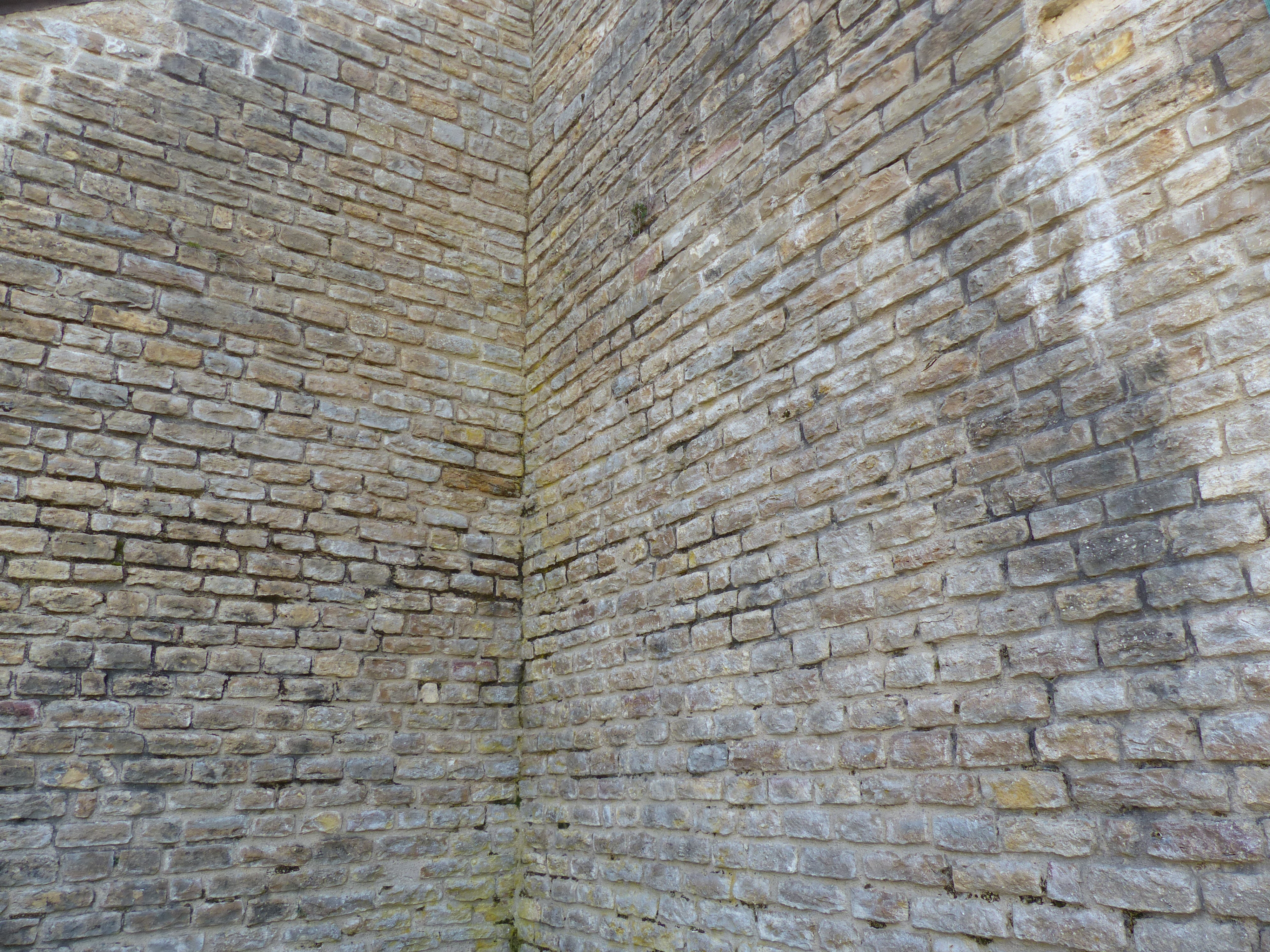 Façade en pierre du site